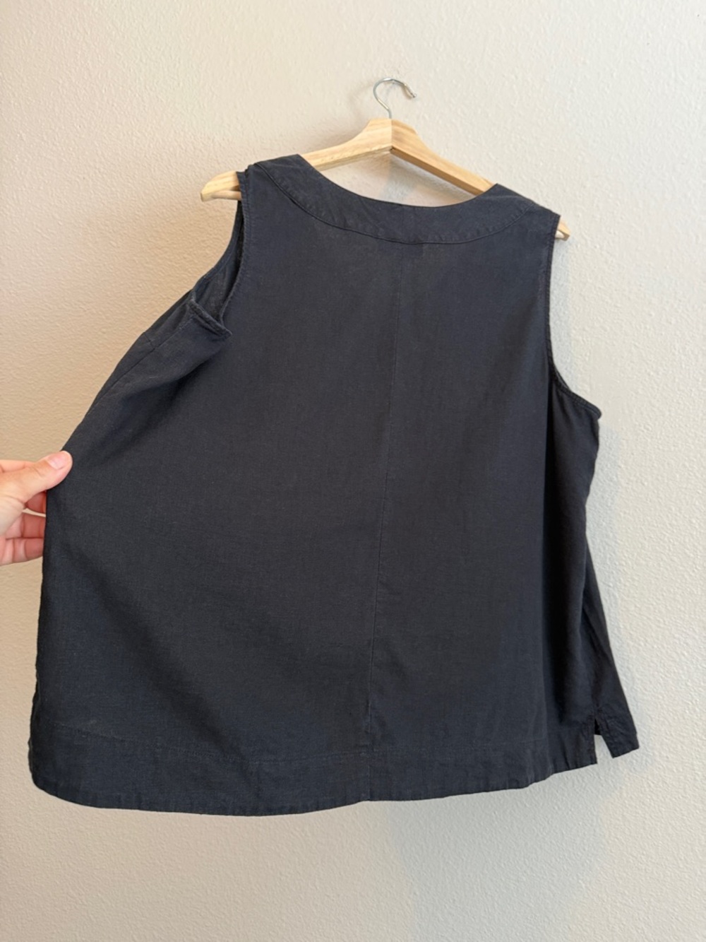 Croft & Barrow Pleated V-Neck Tank Top SZ 1X Black Linen Blend Minimalist Chic - Picture 14 of 15